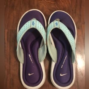 USED Nike comfort flip flops. Memory foam